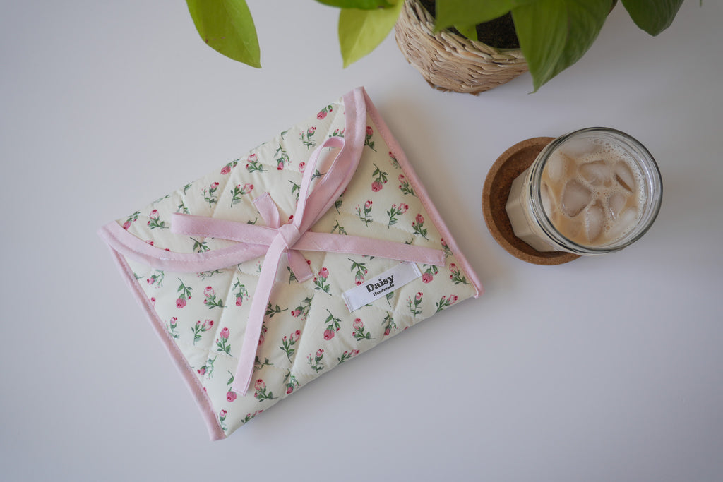 Quilted bow closure kindle sleeve Ivory rose buds
