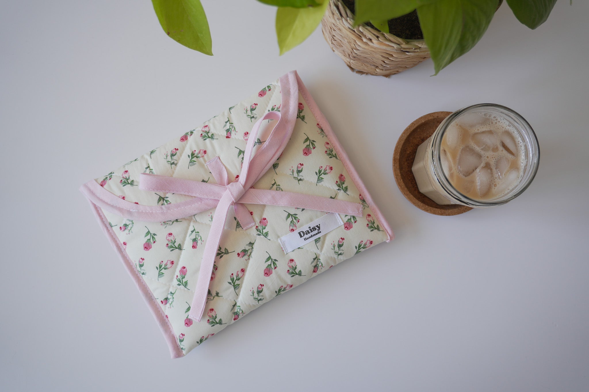 Quilted bow closure kindle sleeve Ivory rose buds
