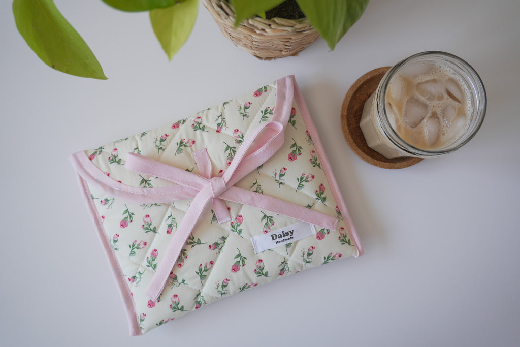 Quilted bow closure kindle sleeve Ivory rose buds