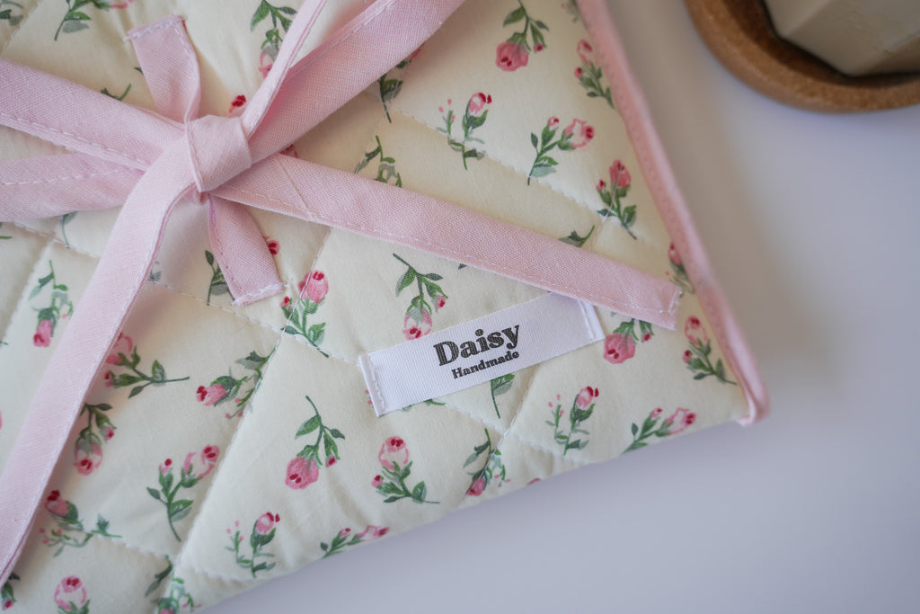 Quilted bow closure kindle sleeve Ivory rose buds