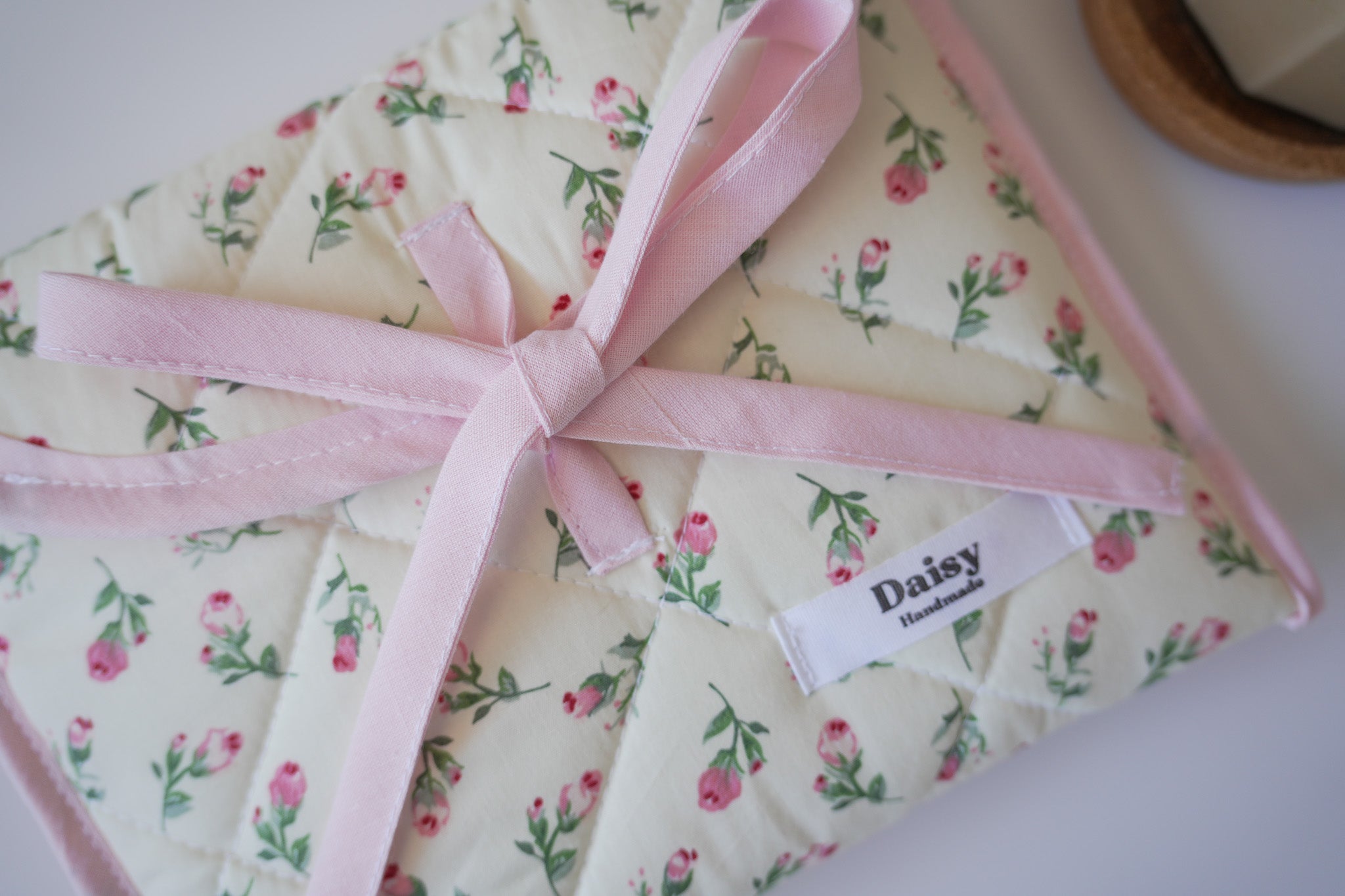 Quilted bow closure kindle sleeve Ivory rose buds