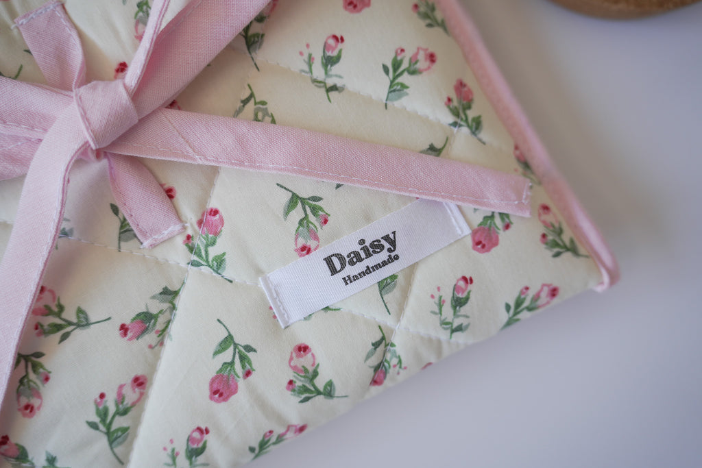 Quilted bow closure kindle sleeve Ivory rose buds