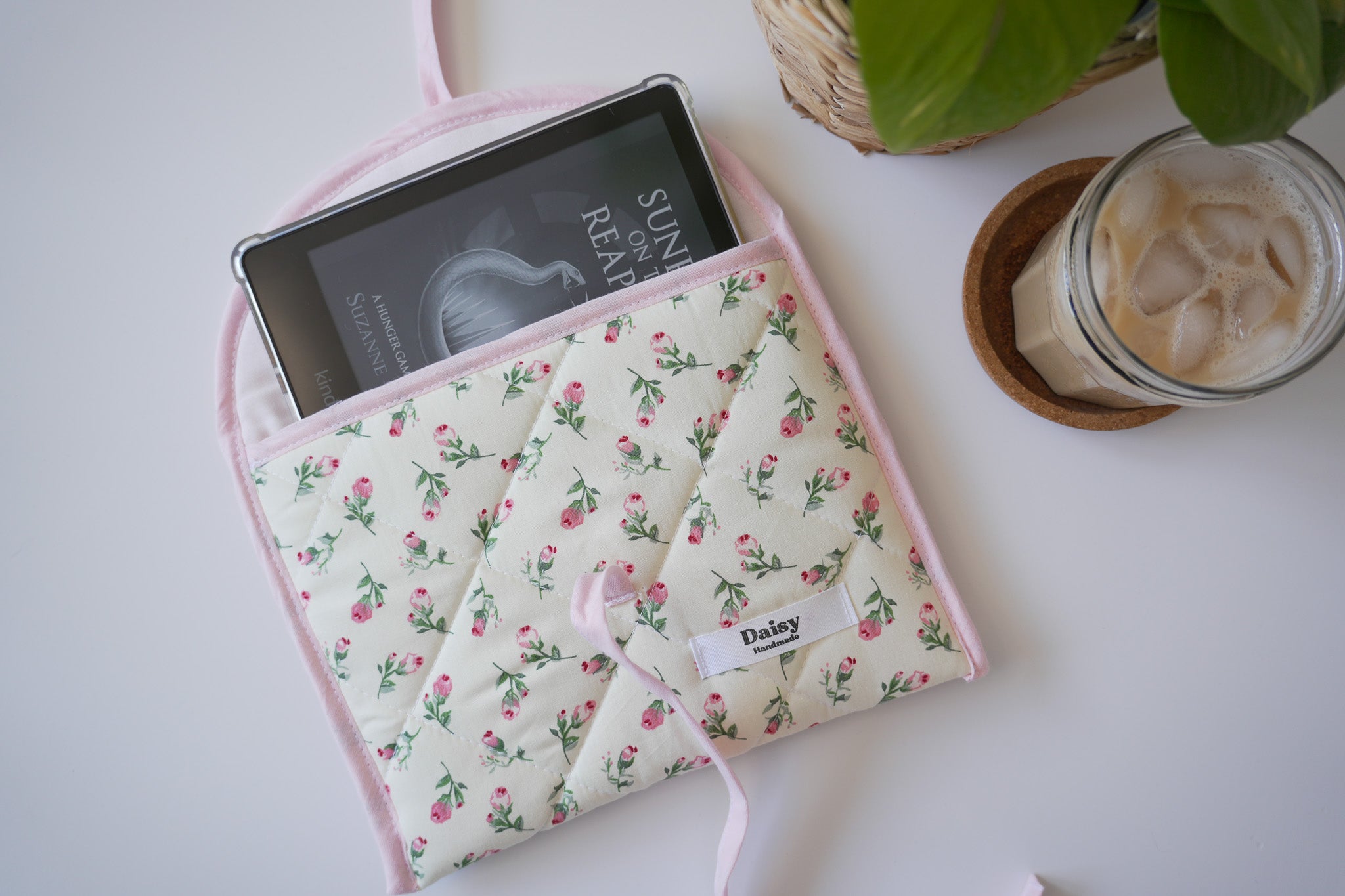 Quilted bow closure kindle sleeve Ivory rose buds