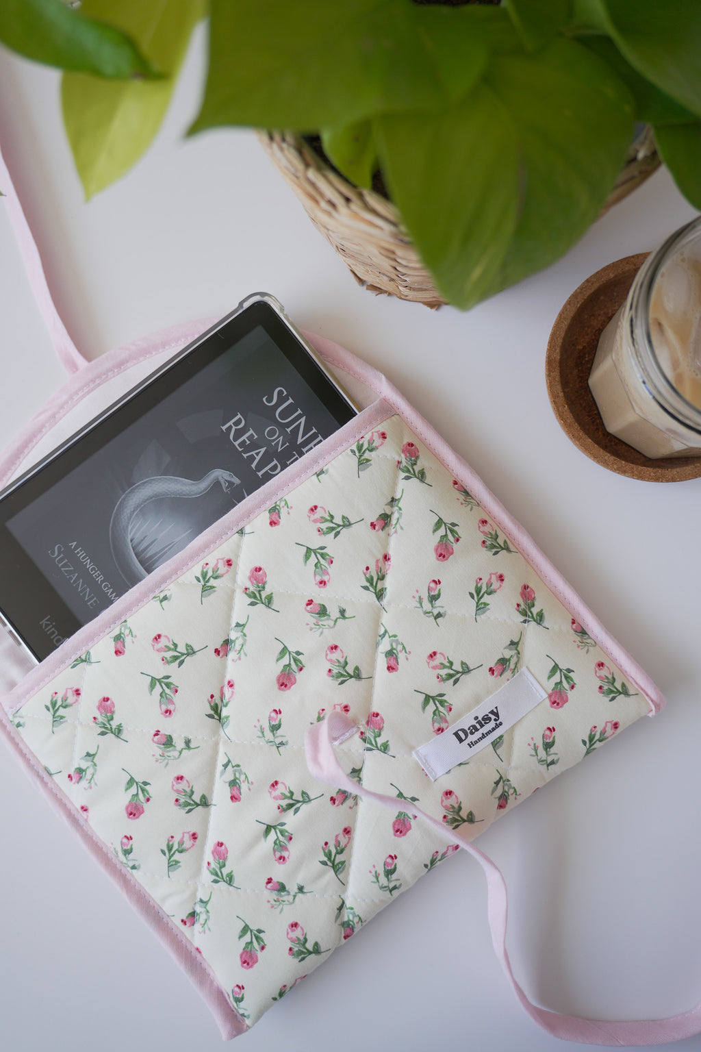 Quilted bow closure kindle sleeve Ivory rose buds