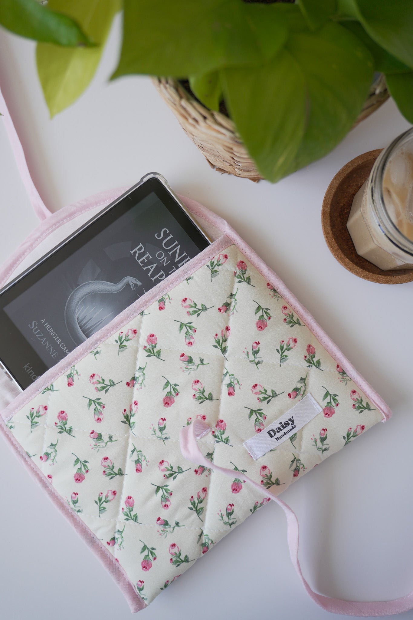 Quilted bow closure kindle sleeve Ivory rose buds