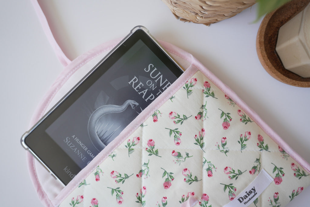 Quilted bow closure kindle sleeve Ivory rose buds