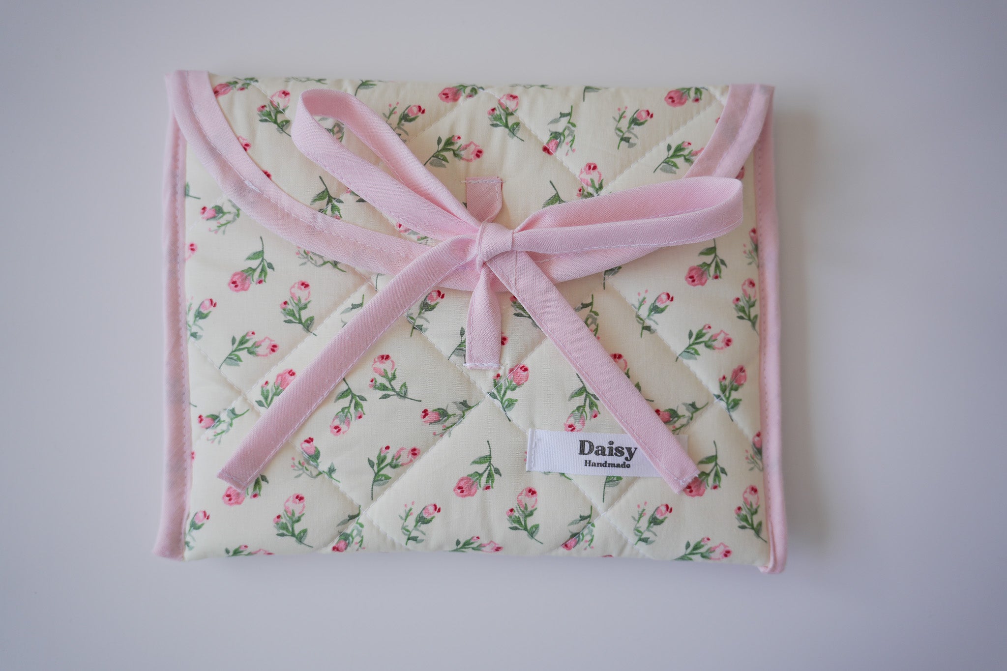 Quilted bow closure kindle sleeve Ivory rose buds