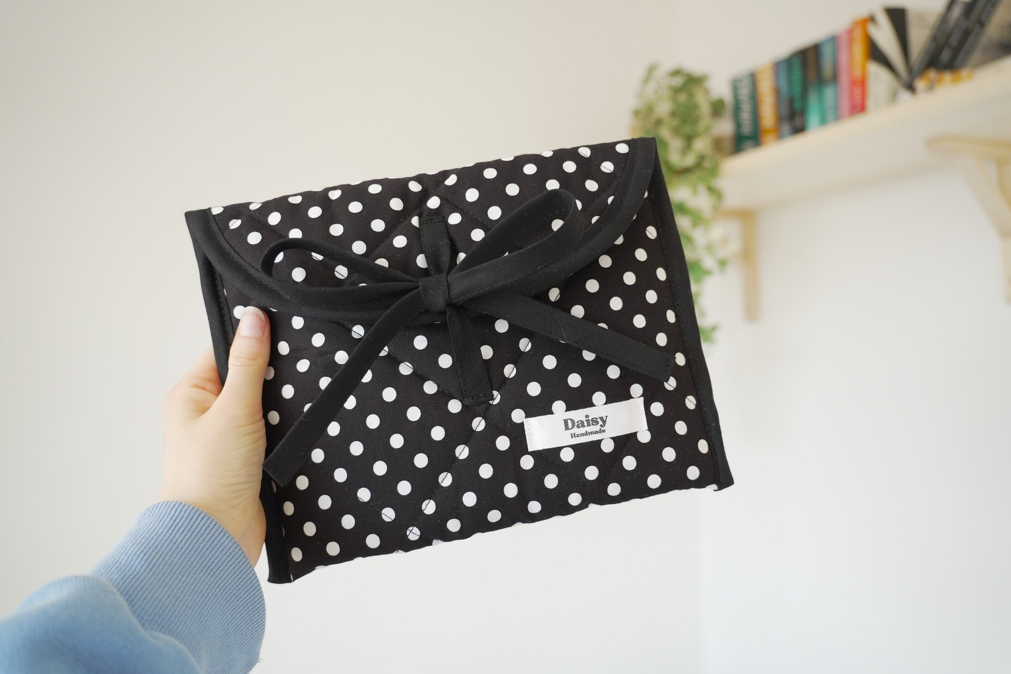 Quilted bow closure kindle sleeve black polka dot