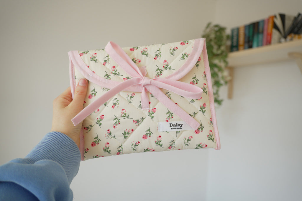 Quilted bow closure kindle sleeve Ivory rose buds