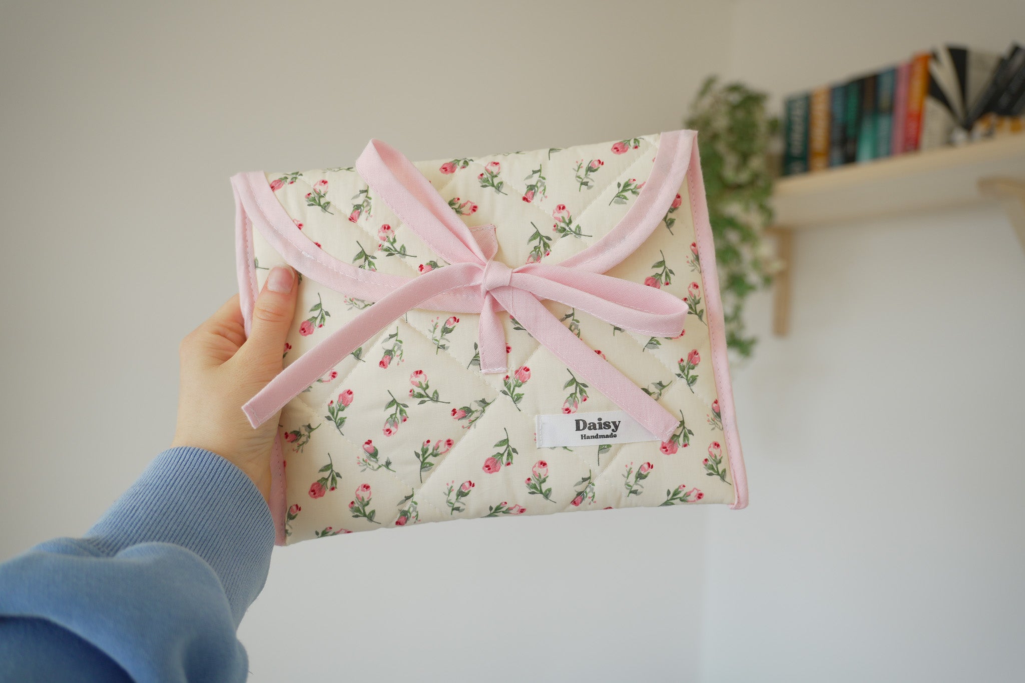 Quilted bow closure kindle sleeve Ivory rose buds