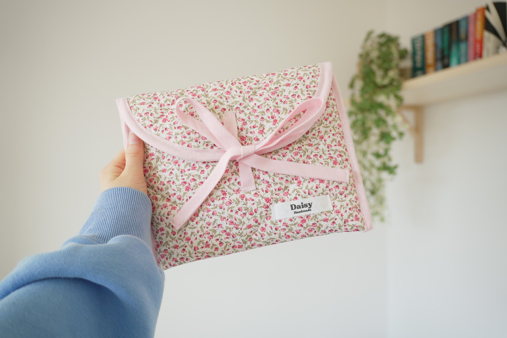 Quilted bow closure kindle sleeve pink rose buds