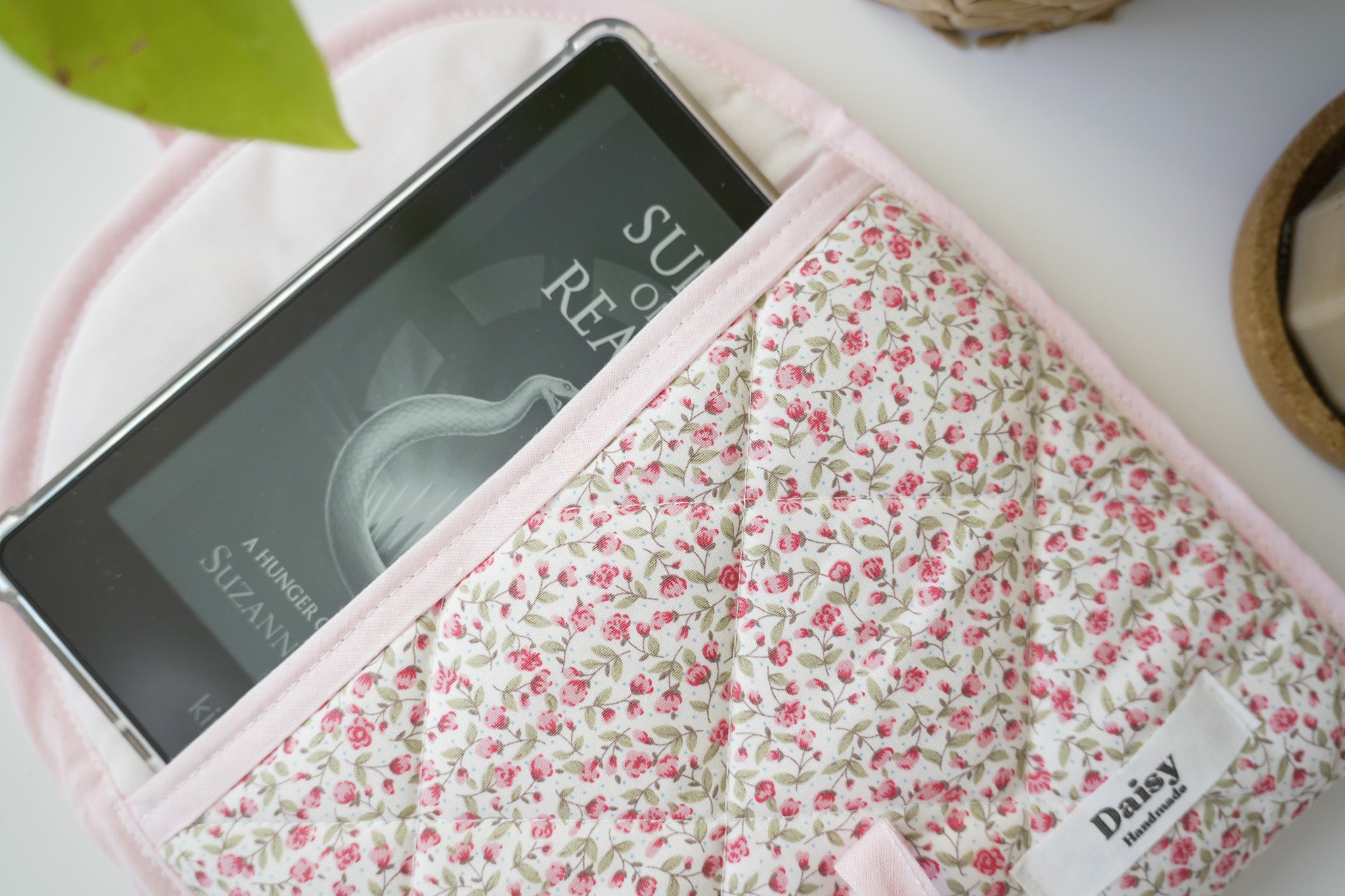 Quilted bow closure kindle sleeve pink rose buds