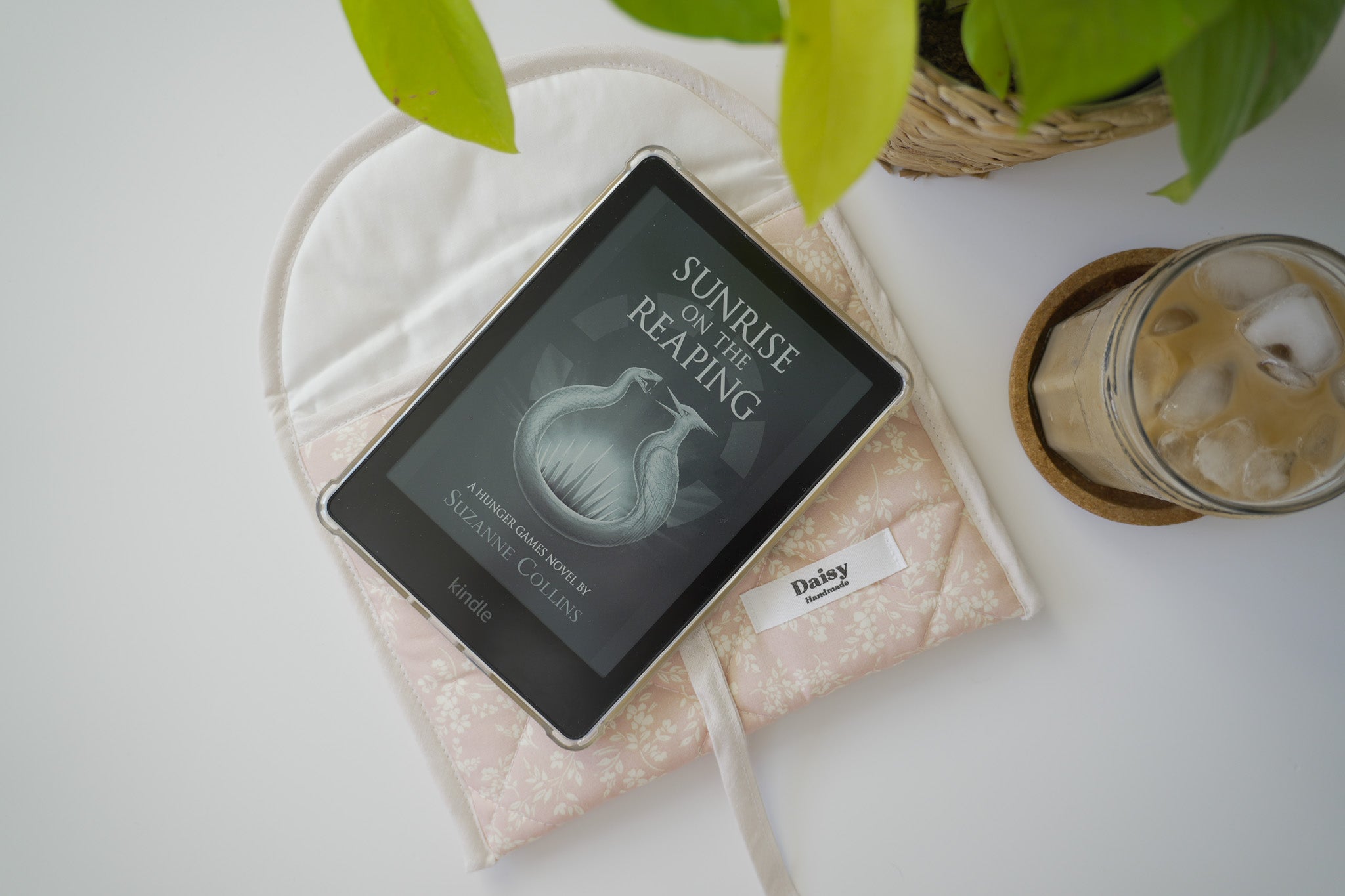 Quilted bow closure kindle sleeve in vintage pink floral