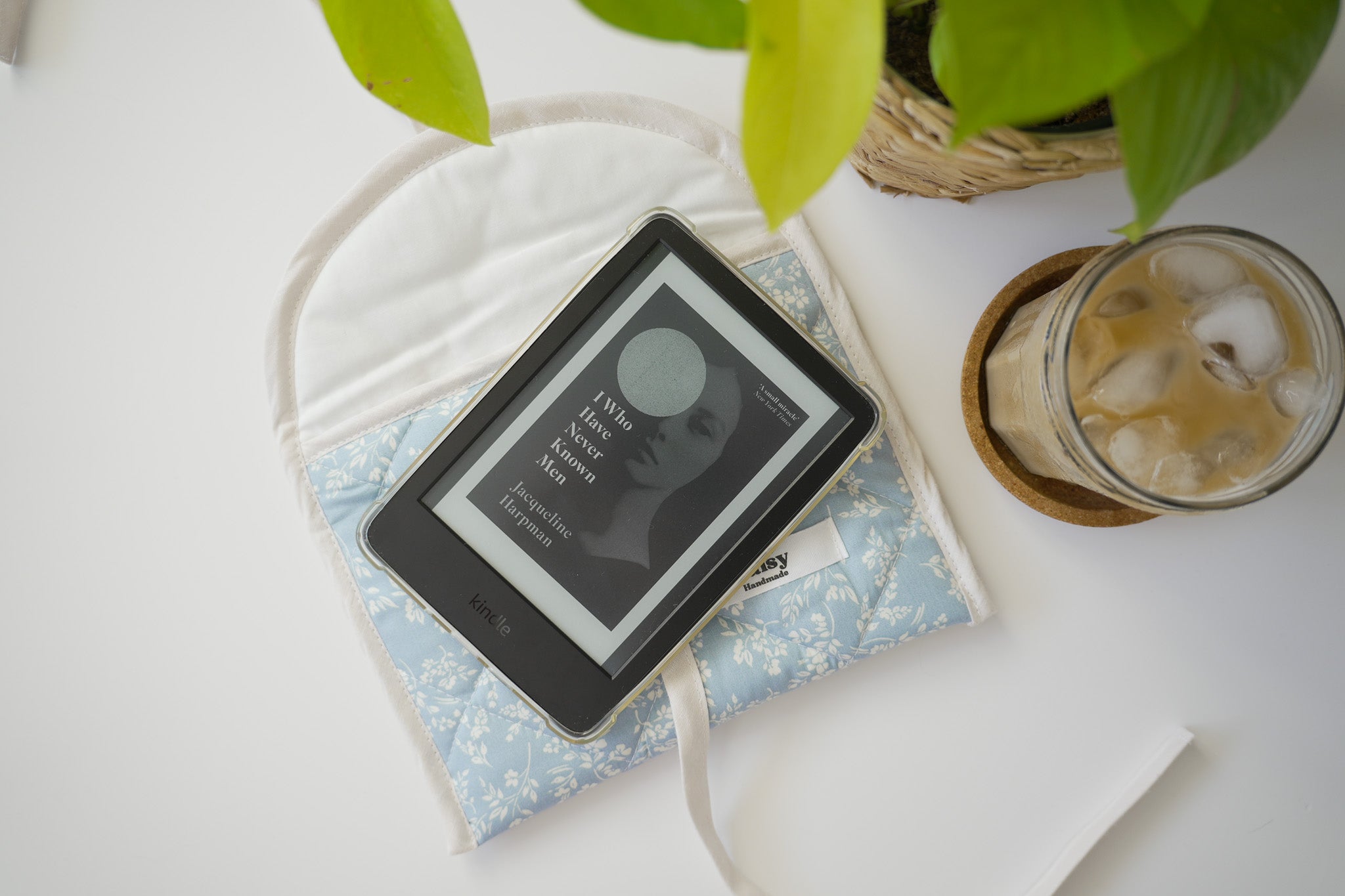 Quilted bow closure kindle sleeve in vintage blue floral