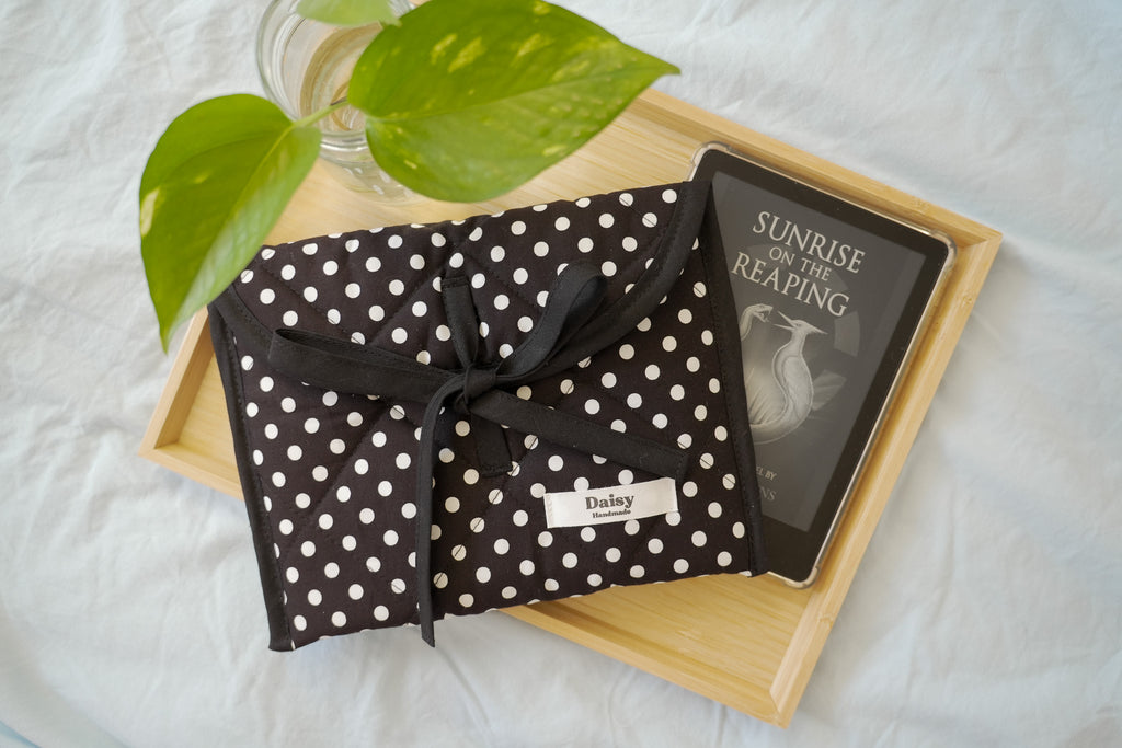Quilted bow closure kindle sleeve black polka dot