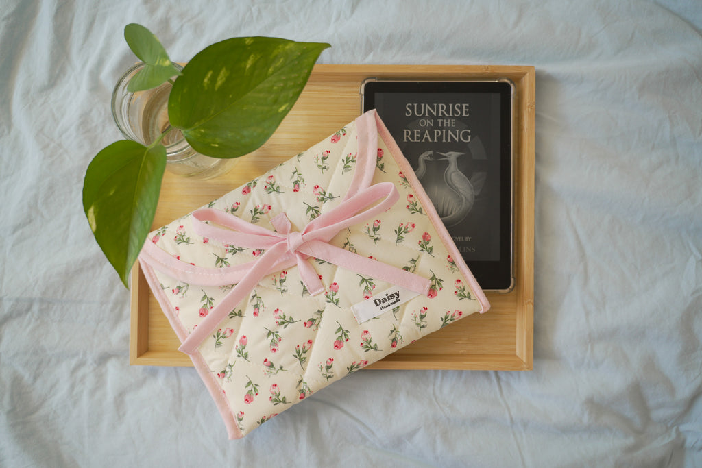 Quilted bow closure kindle sleeve Ivory rose buds