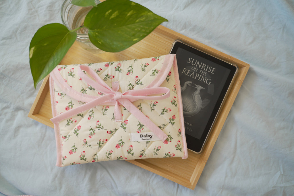 Quilted bow closure kindle sleeve Ivory rose buds