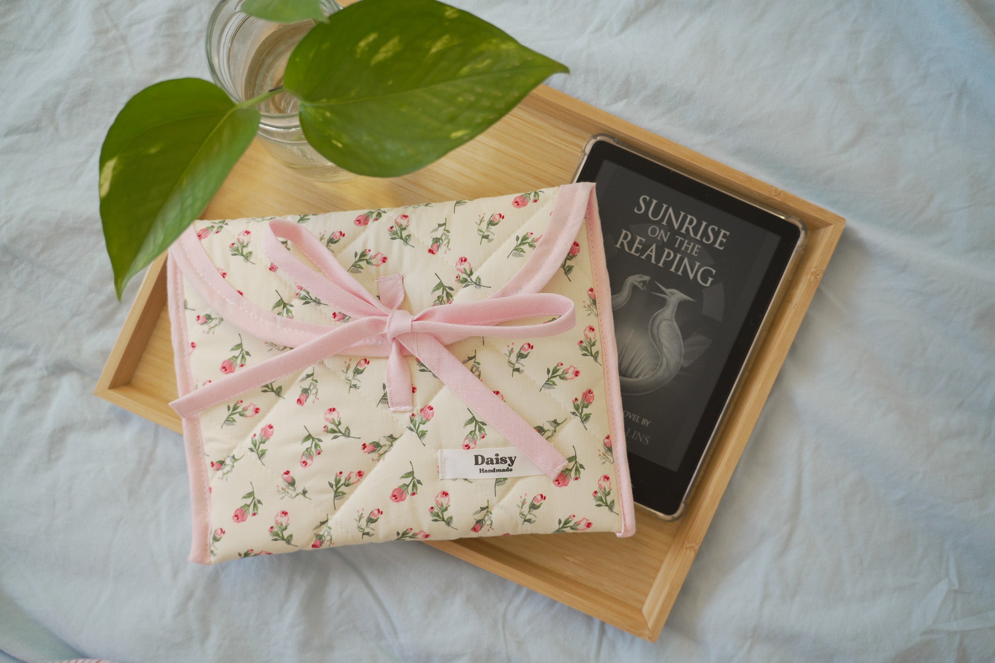 Quilted bow closure kindle sleeve Ivory rose buds