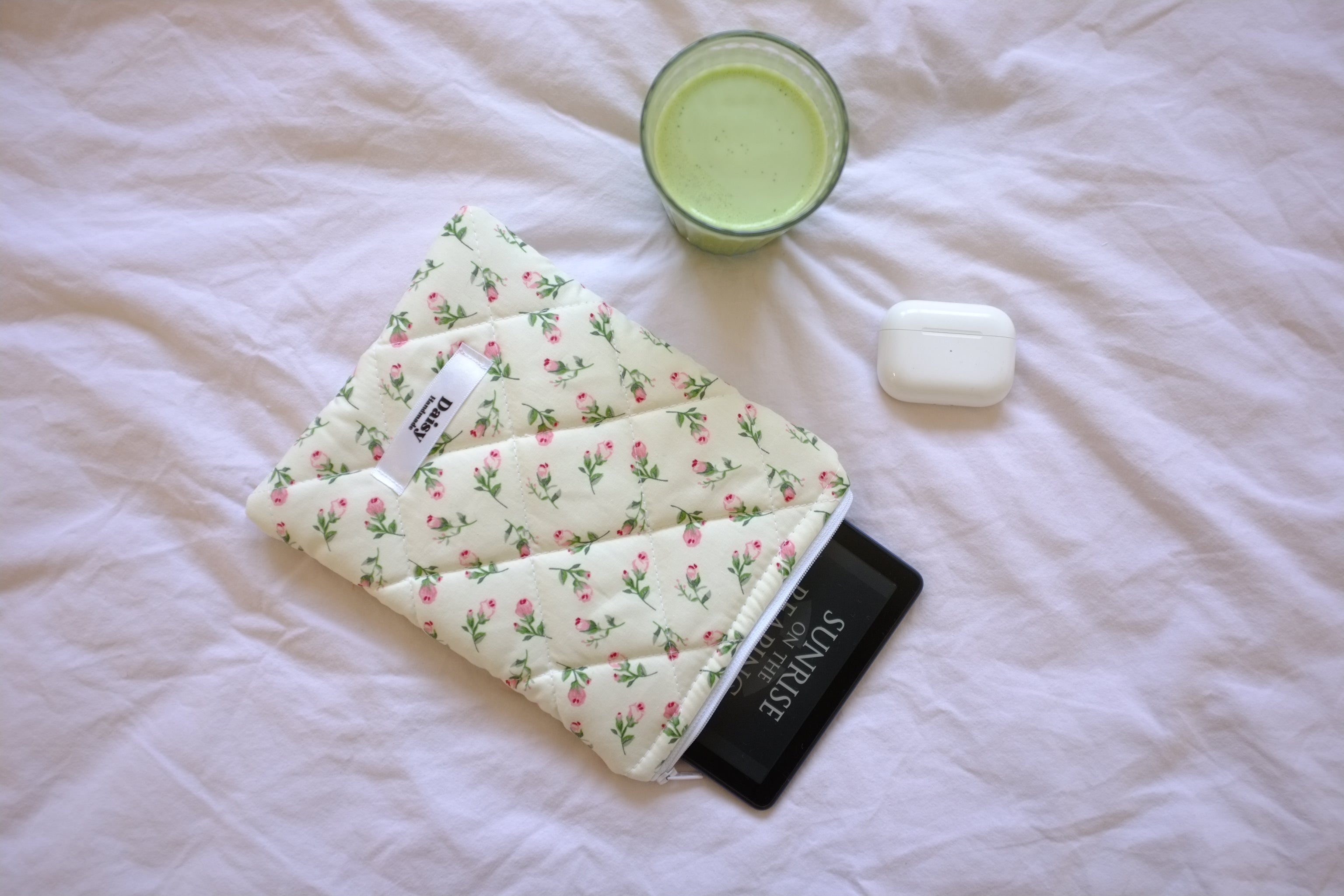 Kindle sleeve ivory rose buds