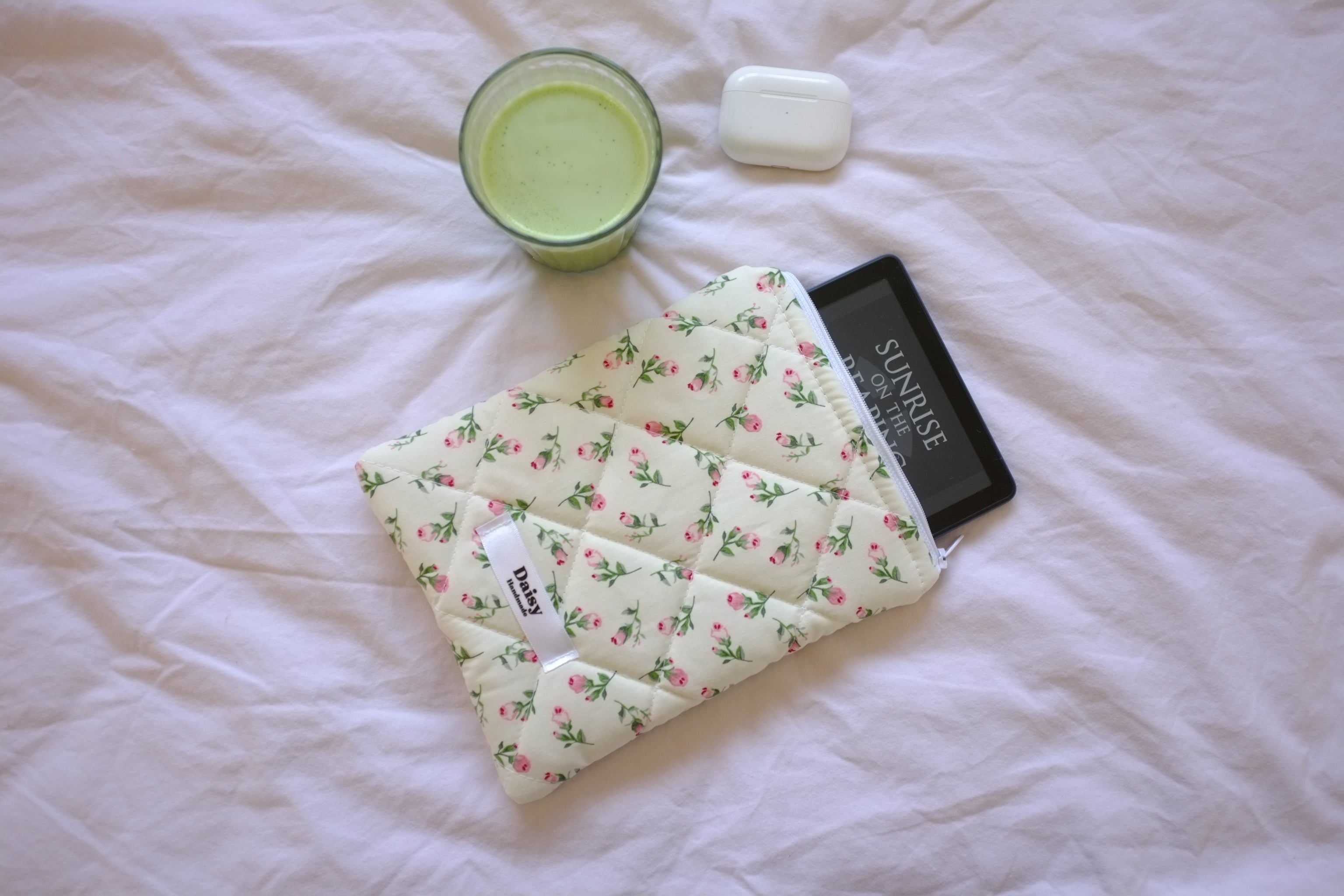 Kindle sleeve ivory rose buds