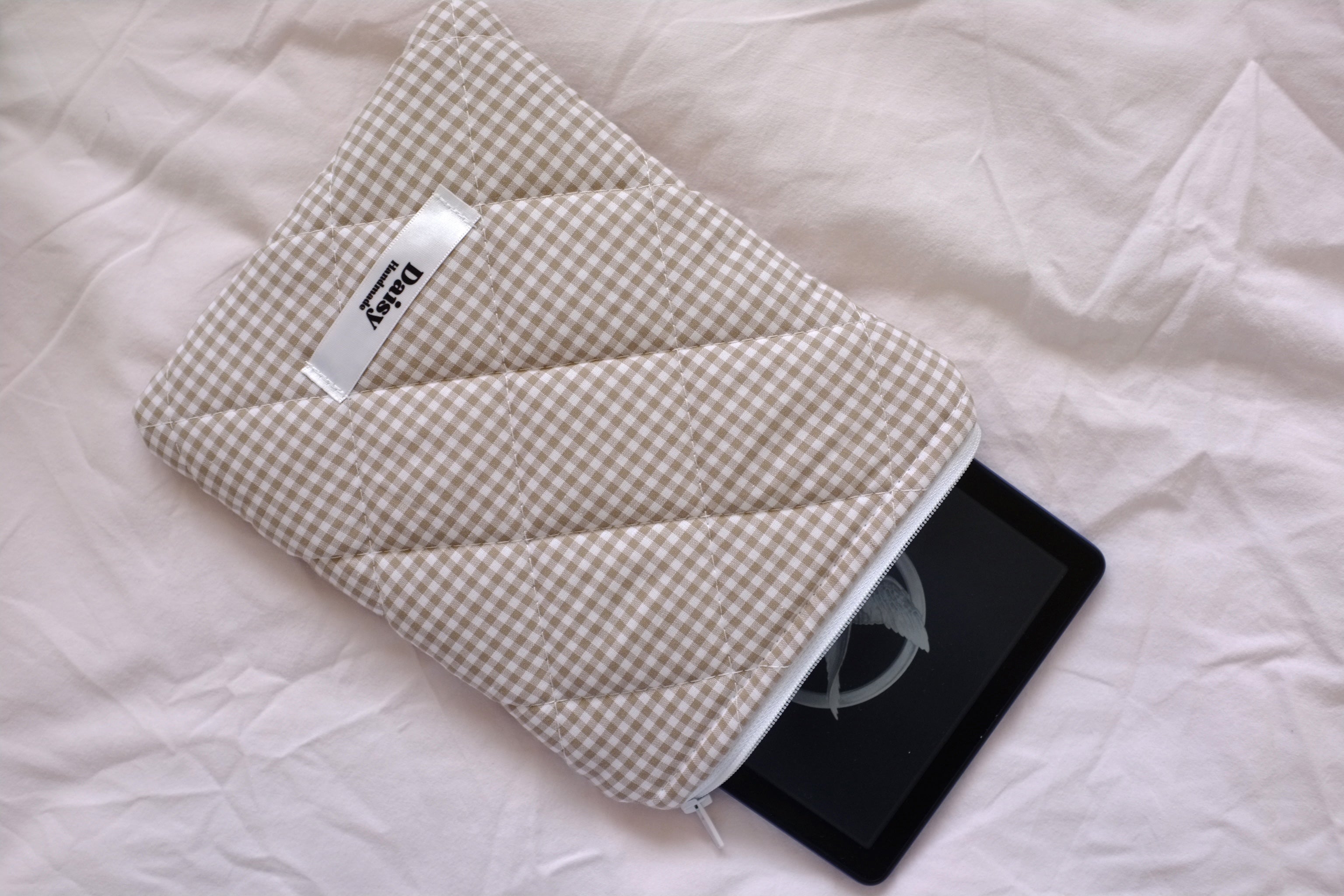 Quilted Kindle sleeve beige mini gingham