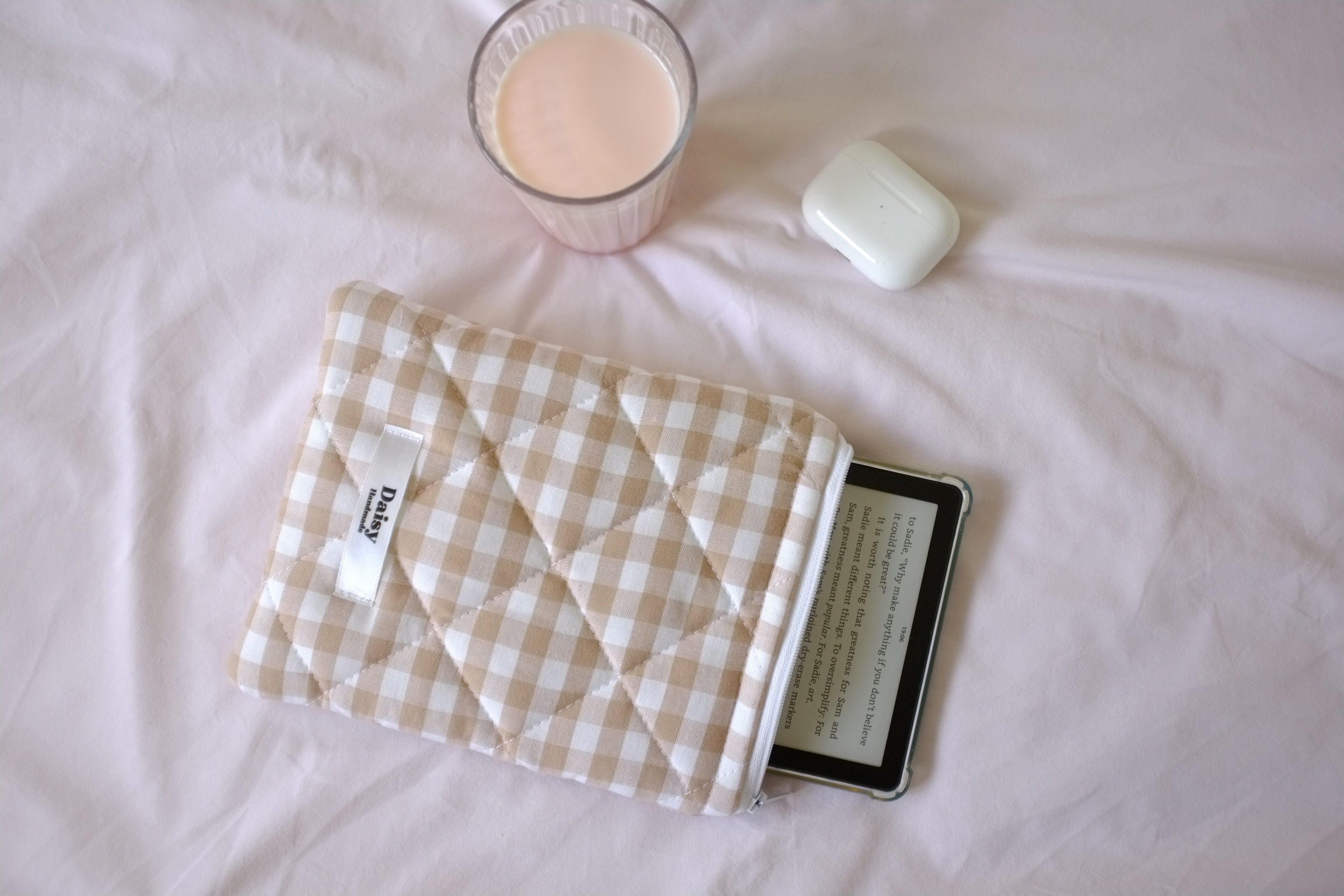 Quilted Kindle sleeve beige gingham