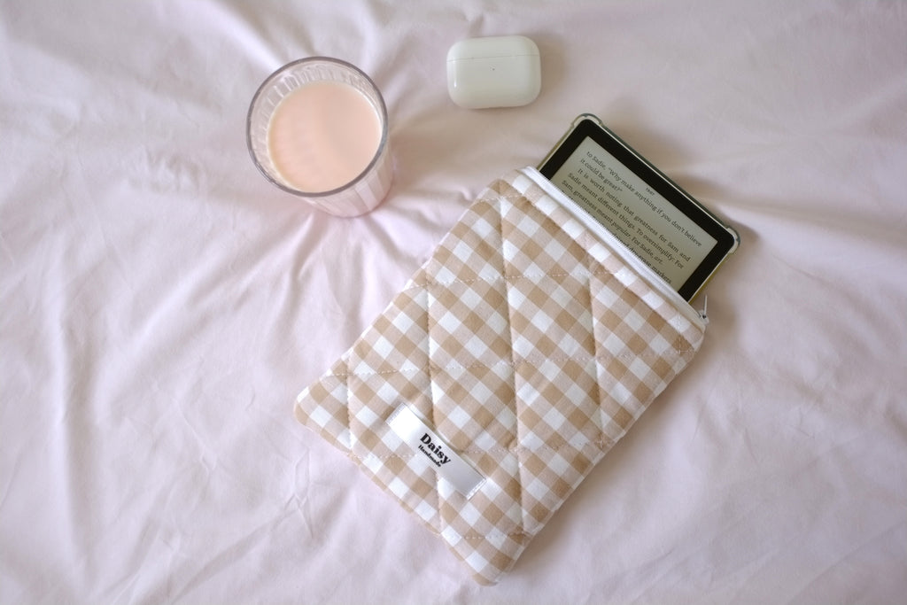 Quilted Kindle sleeve beige gingham