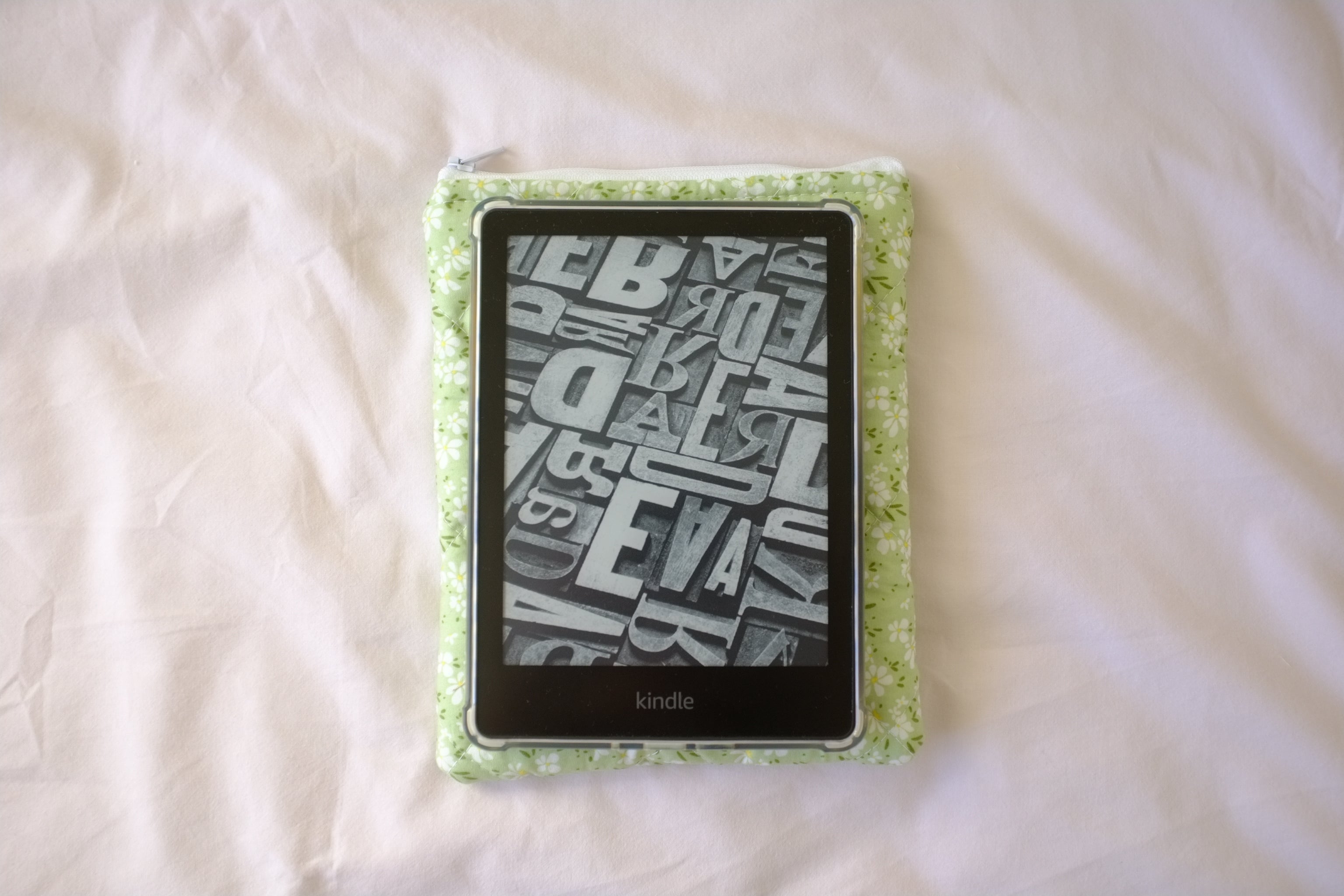 Quilted Kindle sleeve green meadow