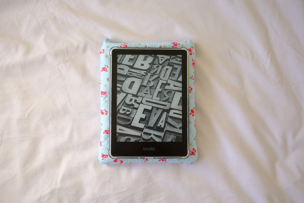 Quilted Kindle sleeve blue bow rose