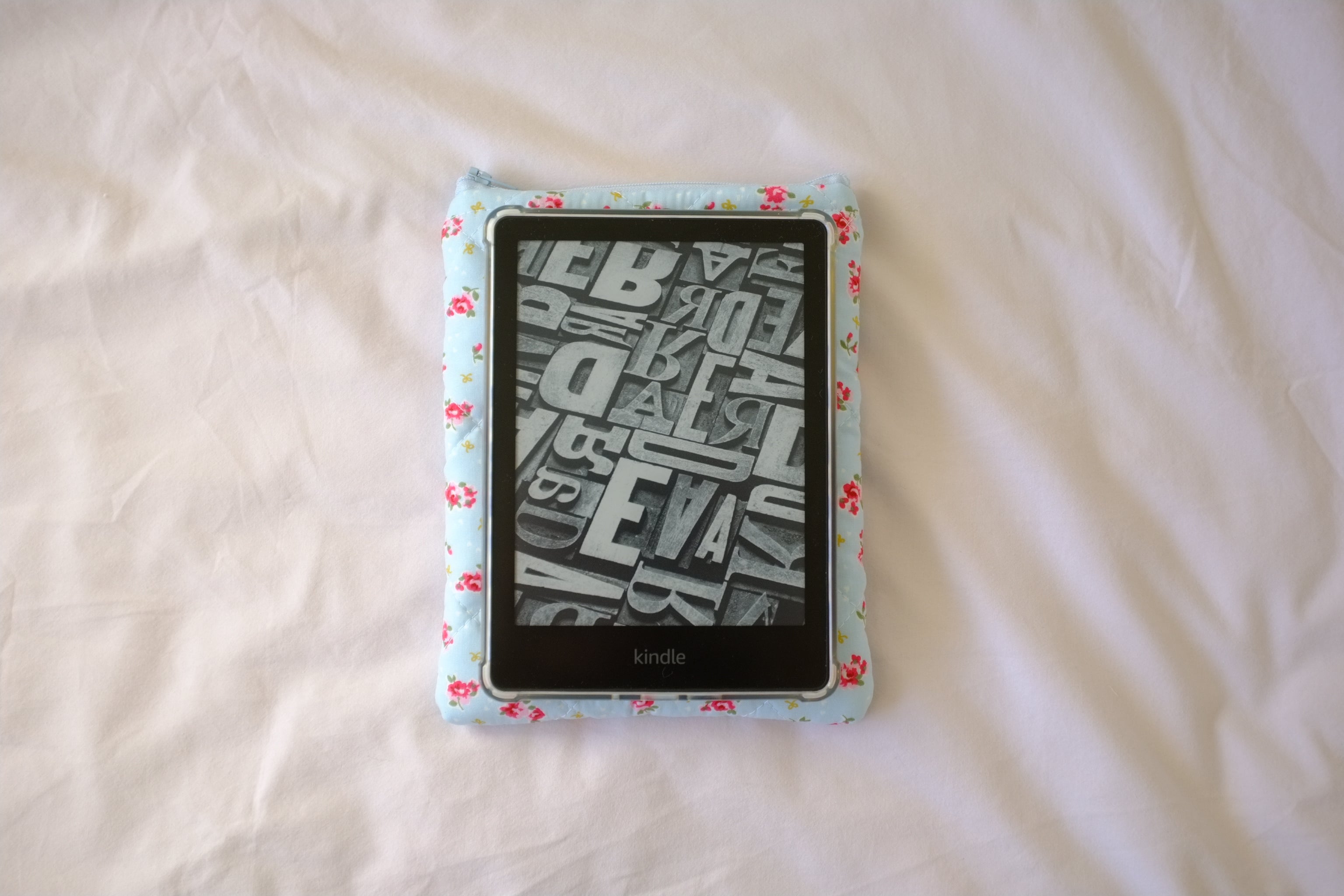 Quilted Kindle sleeve blue bow rose