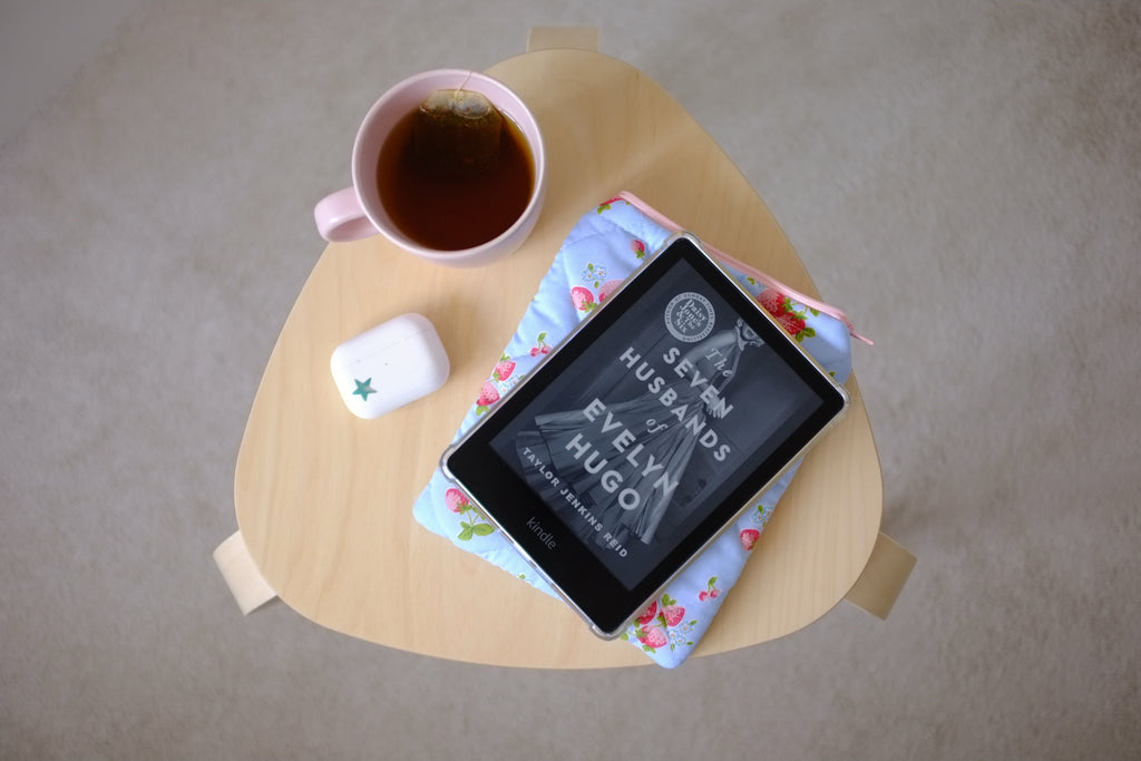 Quilted Kindle sleeve blue strawberry