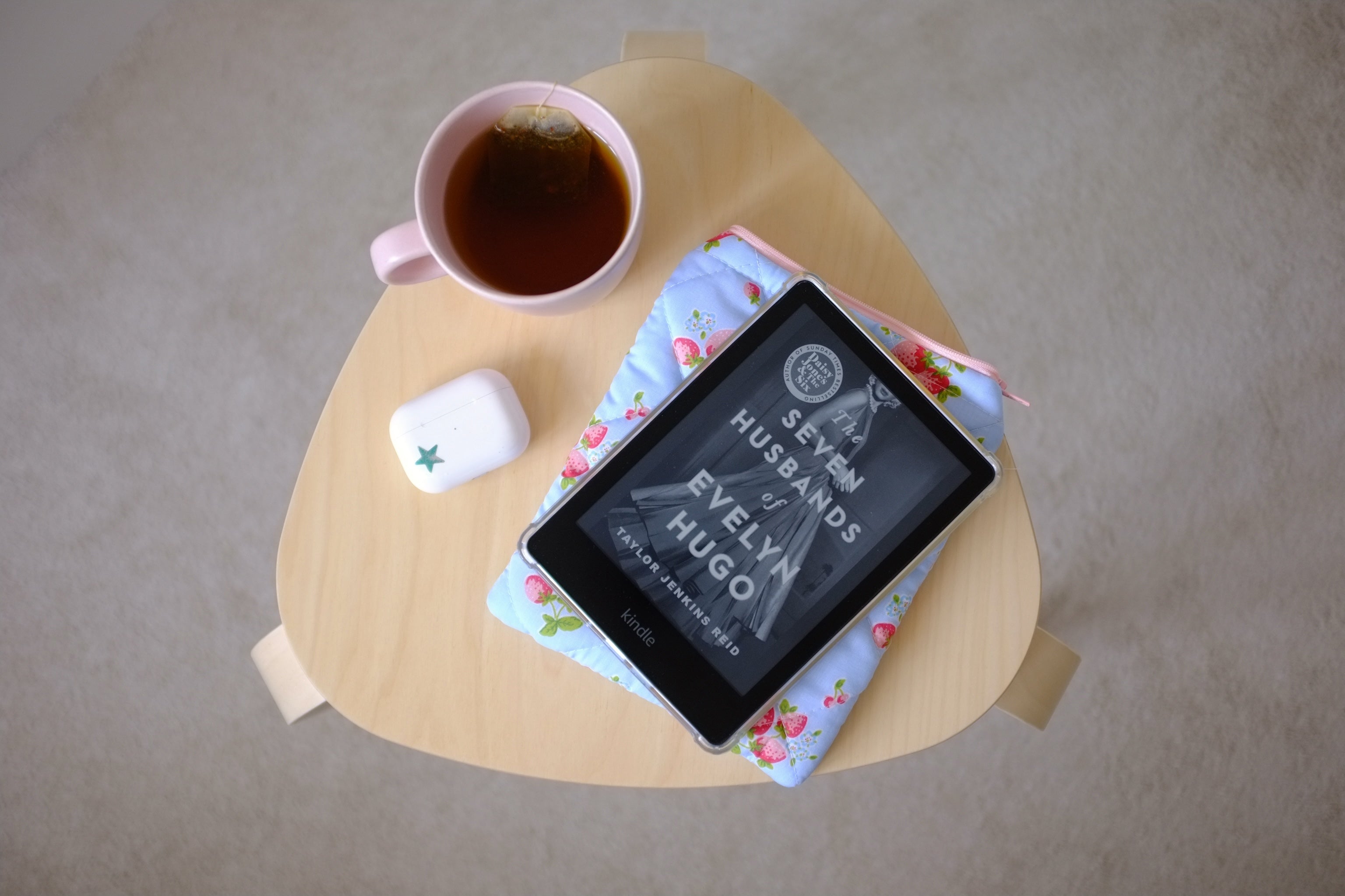 Quilted Kindle sleeve blue strawberry