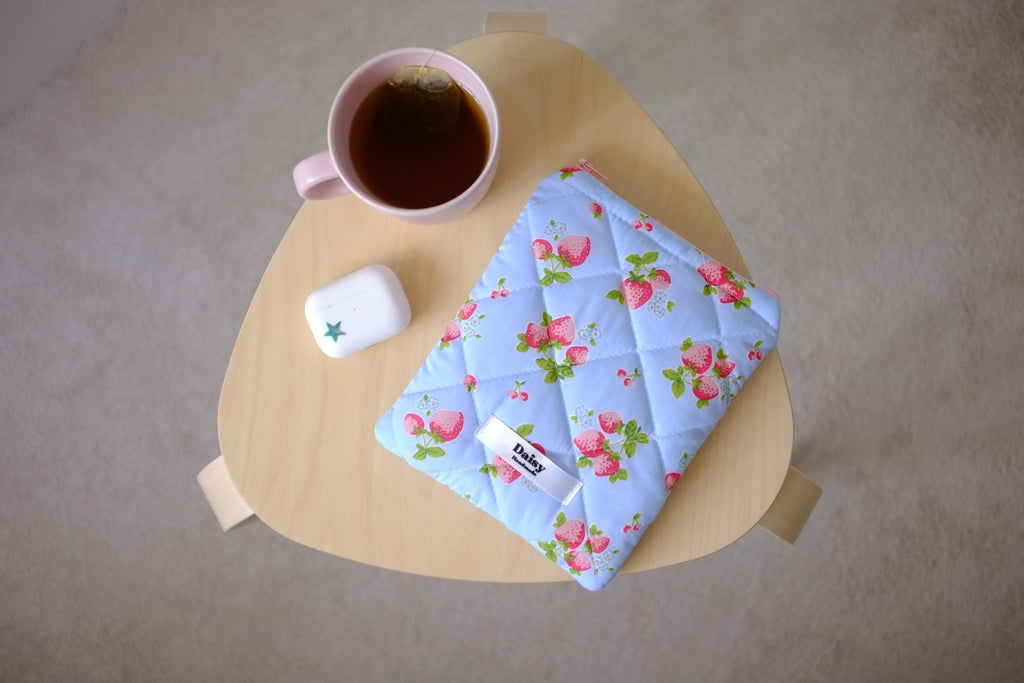 Quilted Kindle sleeve blue strawberry