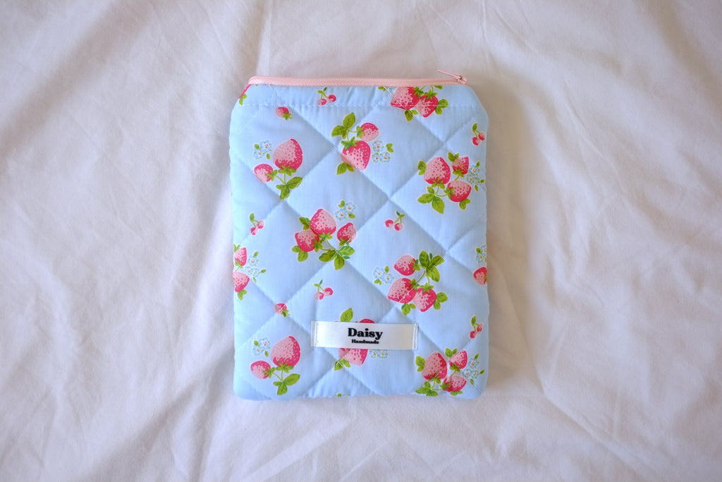 Quilted Kindle sleeve blue strawberry
