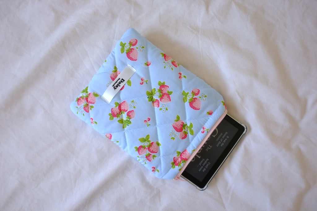 Quilted Kindle sleeve blue strawberry