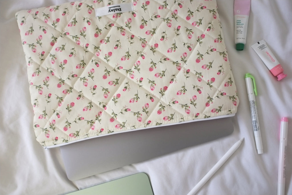 Laptop sleeve ivory rose buds