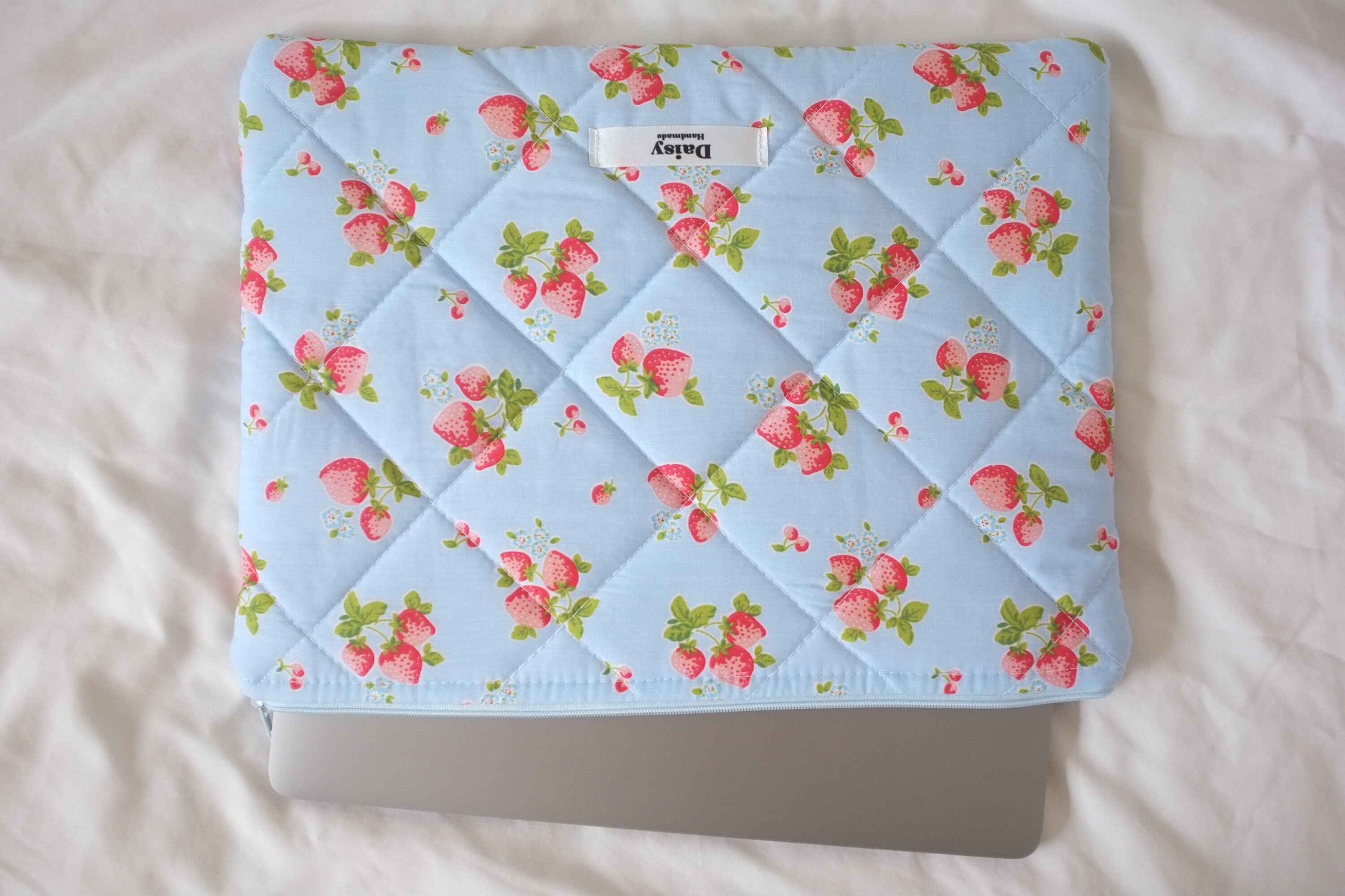 Laptop sleeve blue strawberry