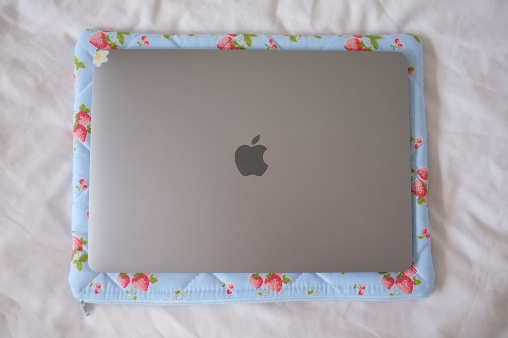 Laptop sleeve blue strawberry