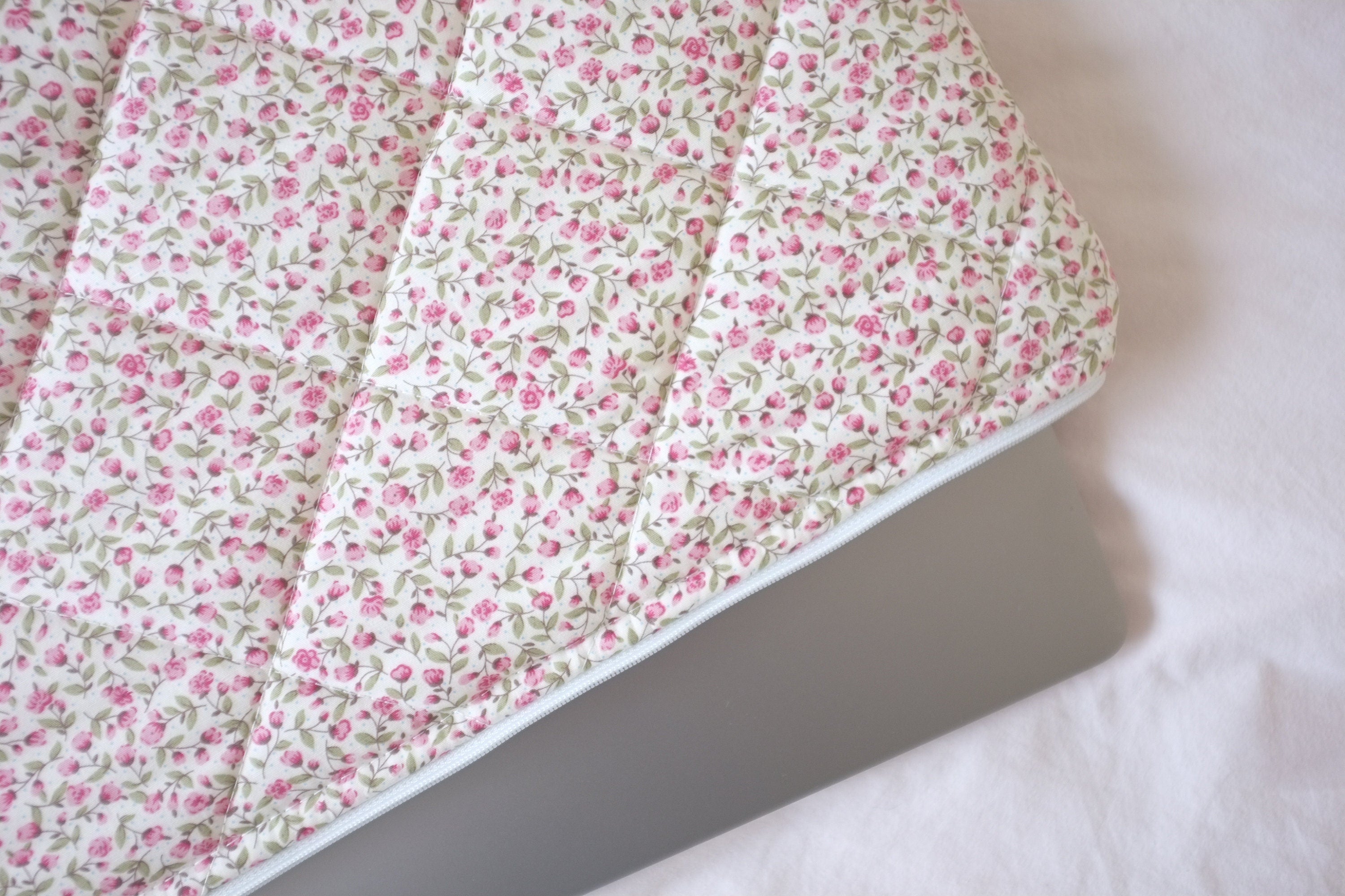Laptop sleeve pink rose buds