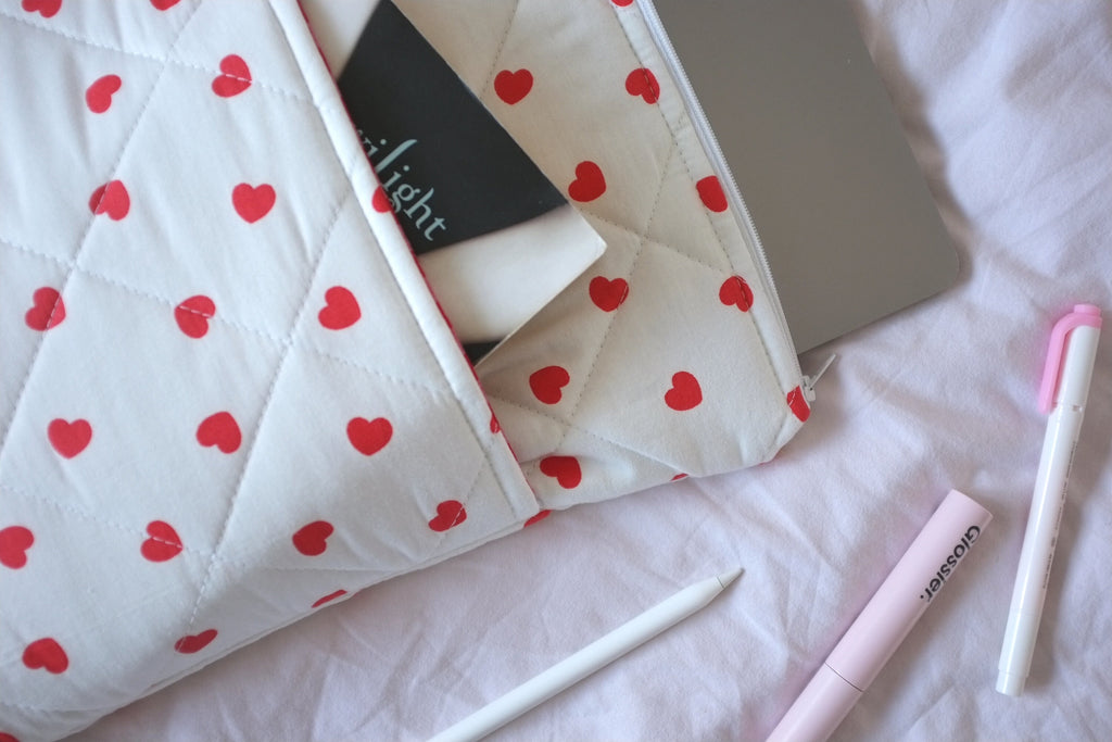 Laptop sleeve with pocket heart