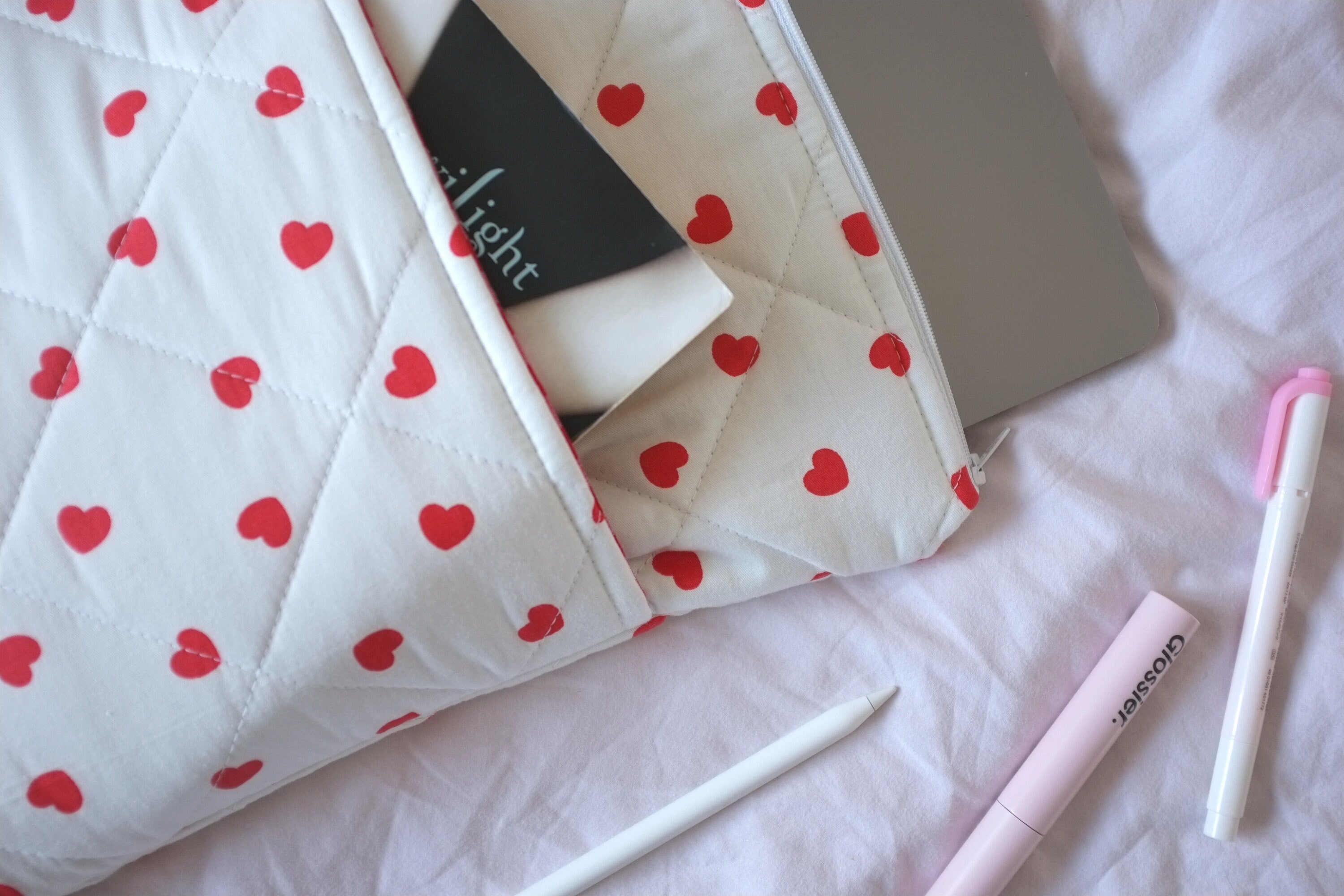 Laptop sleeve with pocket heart