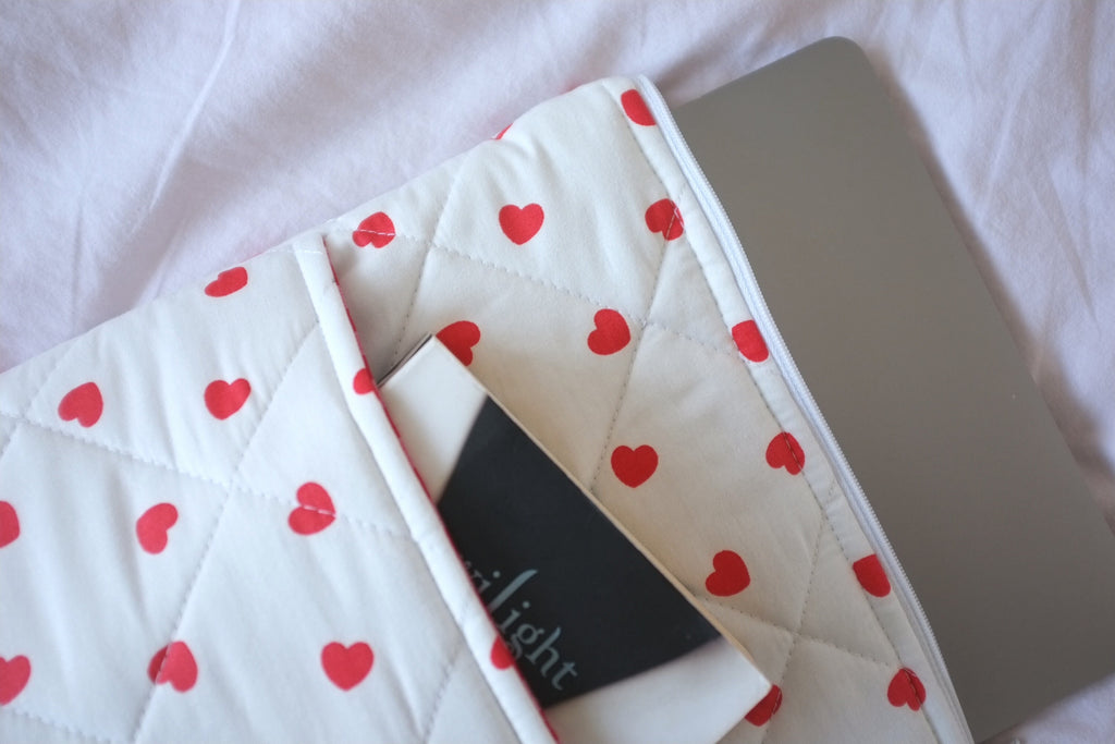 Laptop sleeve with pocket heart
