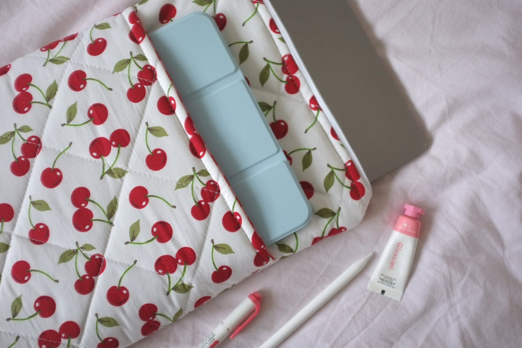 Laptop sleeve with pocket cherry
