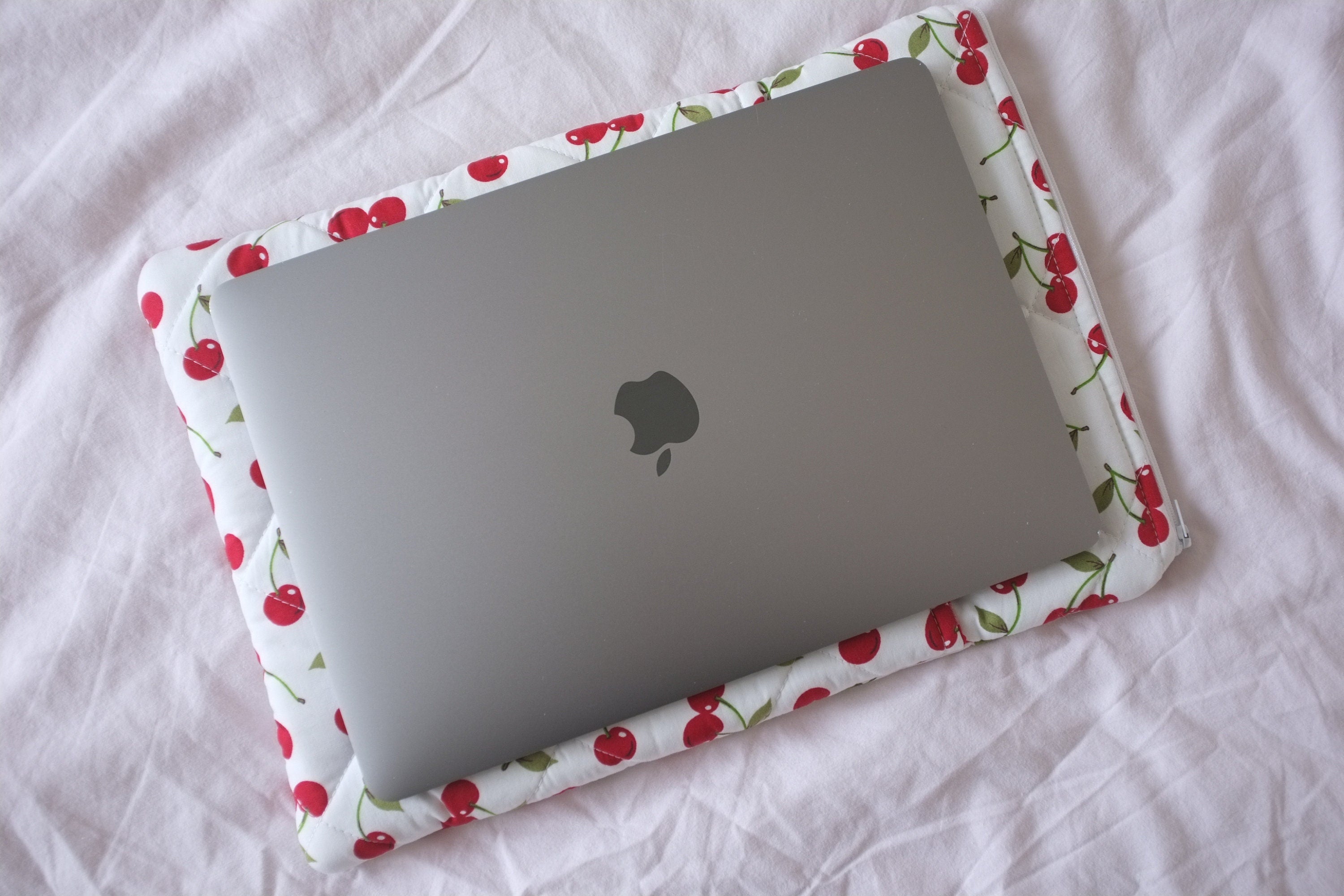 Laptop sleeve with pocket cherry