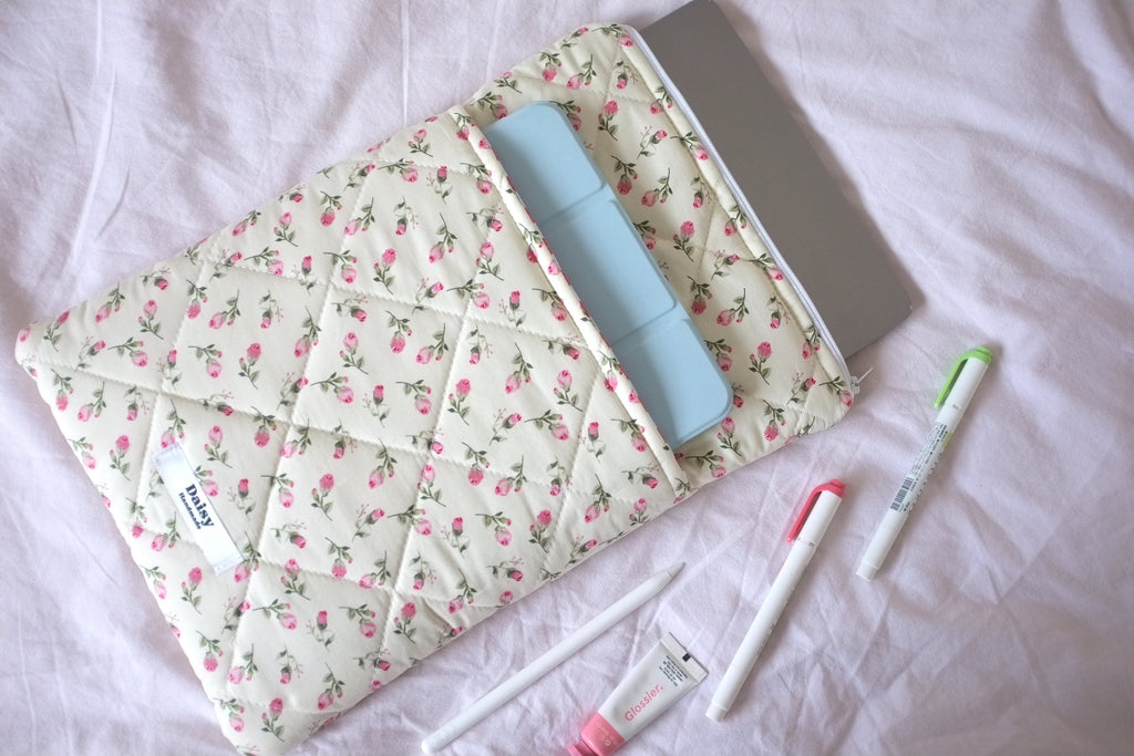 Laptop sleeve with pocket ivory rose buds