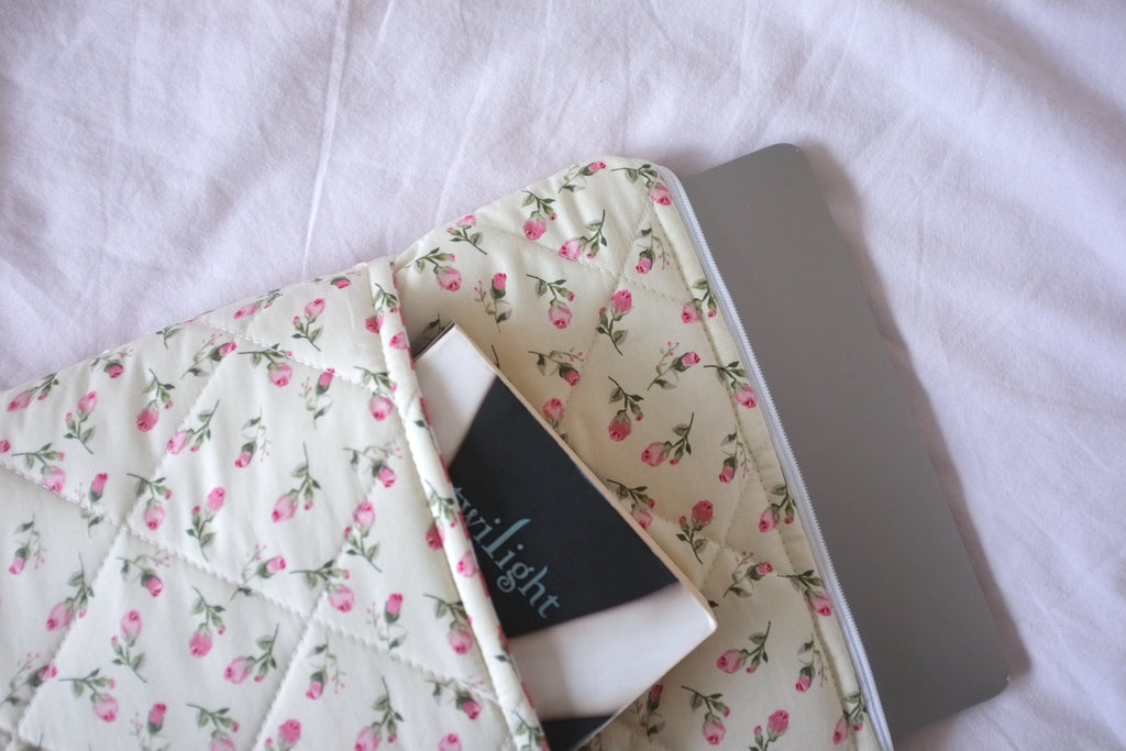 Laptop sleeve with pocket ivory rose buds