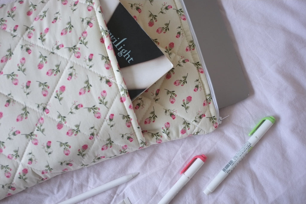 Laptop sleeve with pocket ivory rose buds