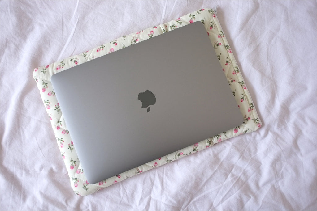 Laptop sleeve with pocket ivory rose buds