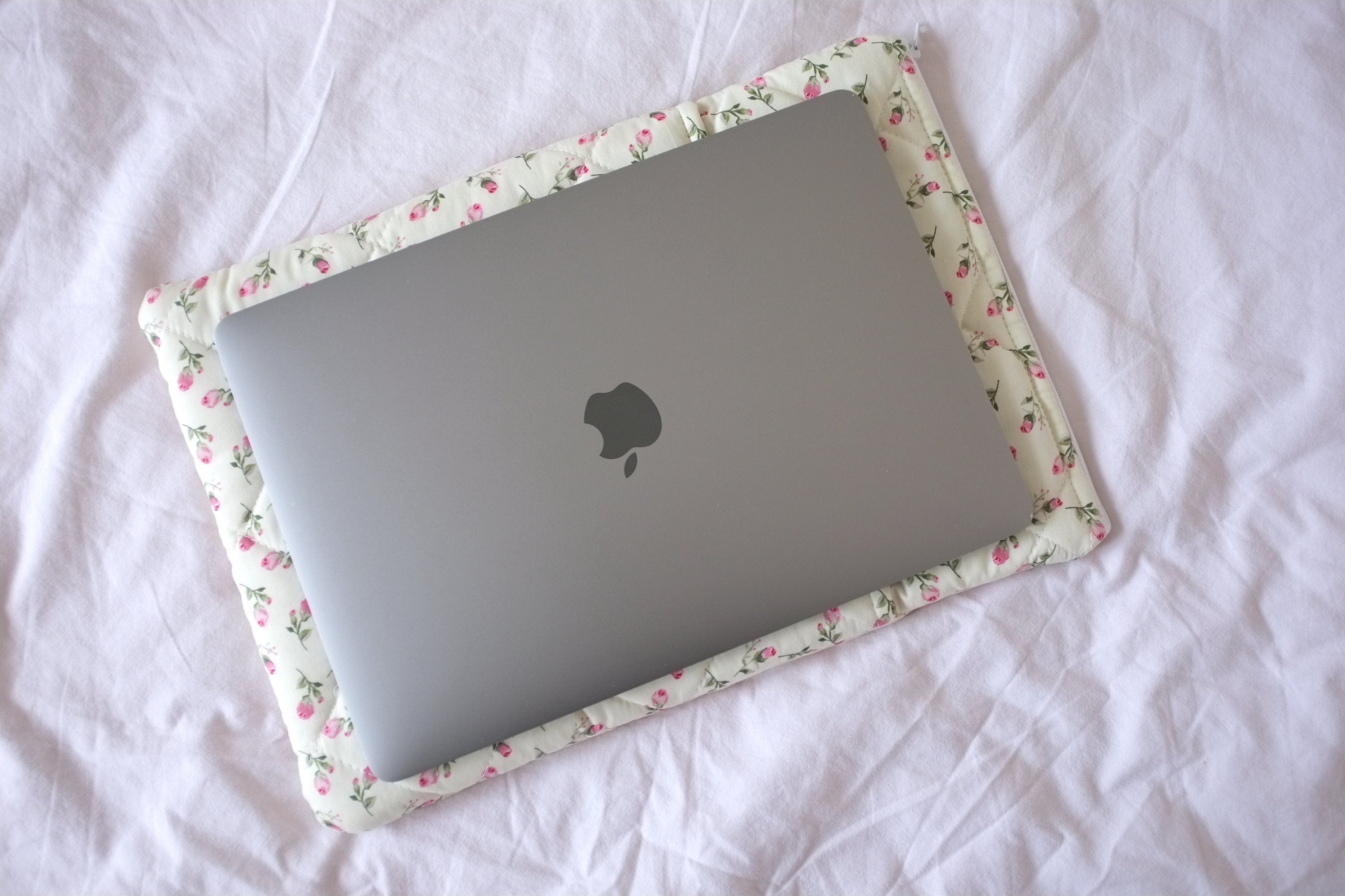 Laptop sleeve with pocket ivory rose buds