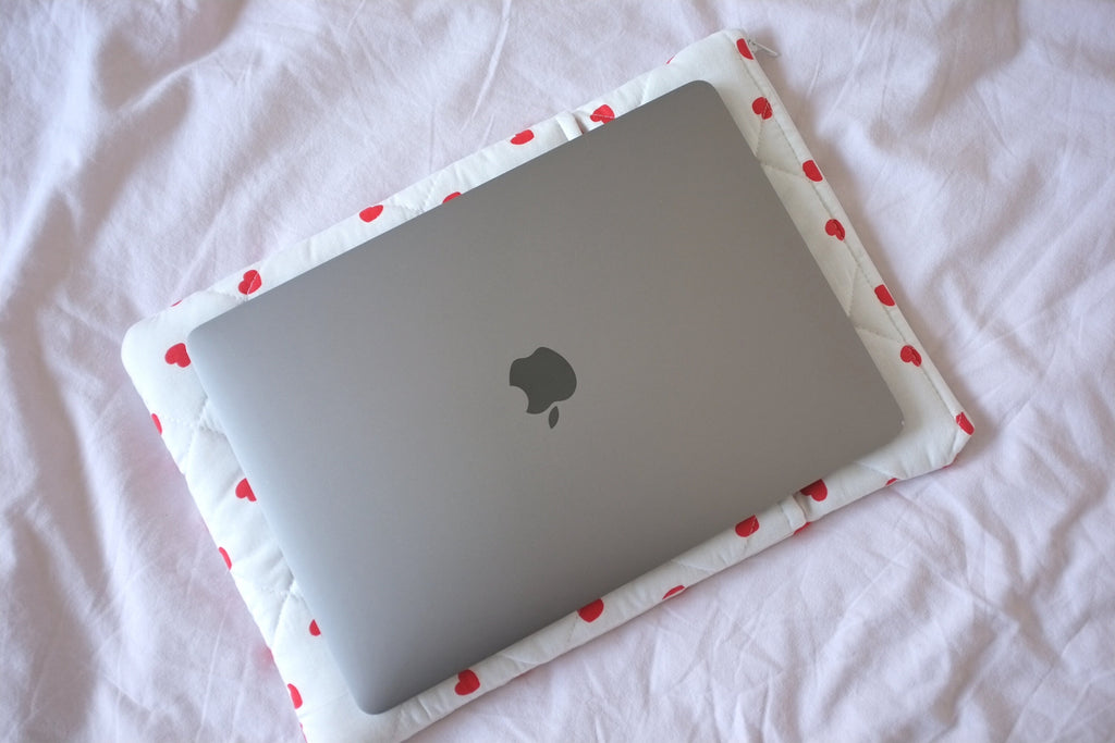 Laptop sleeve with pocket heart